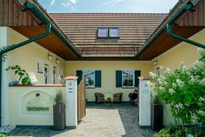 uma casa com um telhado de madeira e um pátio em Herberts Stubn em Feldkirchen bei Graz