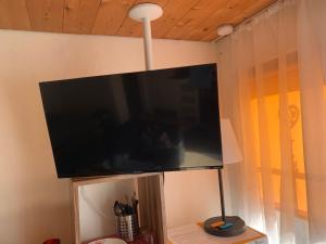 TV a/nebo společenská místnost v ubytování Chasa Bazzi