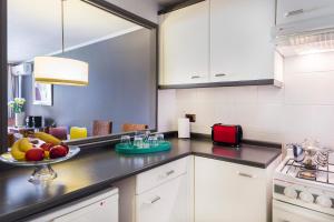 A kitchen or kitchenette at La Sebastiana Suites