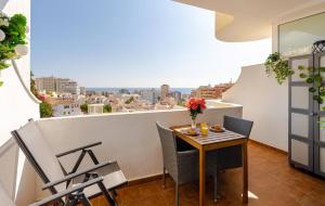 a small table and chairs on a balcony with a view at Gå nemt til Fuengirola strand, restauranter, butikker, padel og meget mere! in Las Lagunas Mijas