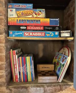 een stapel boeken op een plank bij Le Colombier d Yville in Héronchelles