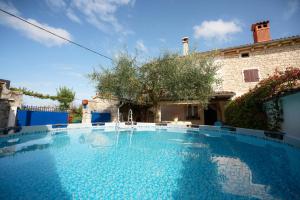 une grande piscine devant une maison dans l'établissement Holiday house Mario, à Peresiji