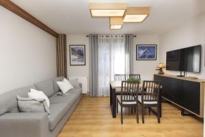 una sala de estar con un sofá y una mesa en Casa Lite by BeValle, en Escarrilla