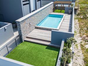 Bazén v ubytování Beachfront Apartment with wrap around terrace in Blouberg, 04 Azul nebo v jeho okolí