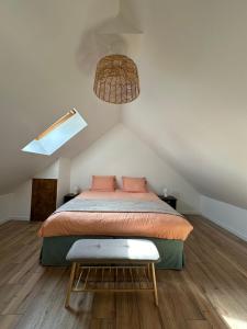 Un dormitorio con una cama en un ático en Charme Thoiry-Versailles-Giverny, en Arnouville-lès-Mantes