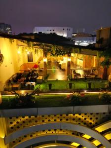 balcone con vista su un patio di notte. di UNUMA HOTEL a Giacarta