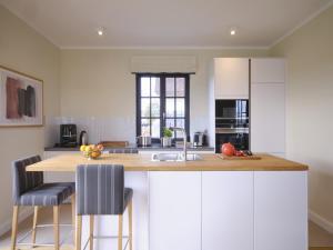 Kuchyň nebo kuchyňský kout v ubytování Reetland am Meer - LuxusPlus Reetdachvilla mit 4 Schlafzimmern und Kamin G08