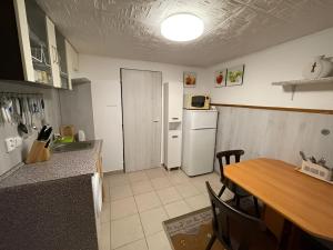 kuchnia ze stołem, lodówką i zlewem w obiekcie Apartmány U sjezdovky Janské Lázně w Jańskich Łaźniach +6 zdjęć