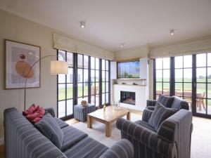 Posezení v ubytování Reetland am Meer - LuxusPlus Reetdachvilla mit 4 Schlafzimmern und Kamin G08