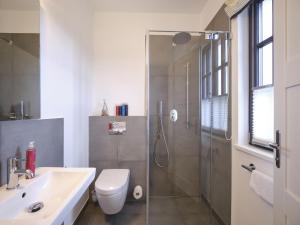 Koupelna v ubytování Reetland am Meer - LuxusPlus Reetdachvilla mit 4 Schlafzimmern und Kamin G08 + 4 fotografie