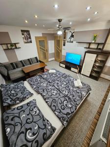 a large bed in the middle of a living room at APARTMAN WOLF Luxusné priestranné ubytovanie s Výhľadom na hory s Bezplatným Parkovaním Veľkou SMART TV Rýchlym Optickým Internetom Priamo v PB Tichá lokalita Všetko na blízku Vhodné pre Rodinu Skupinu Pracovné cesty aj Turistiku Plne vybavená Kuchyňa in Považská Bystrica