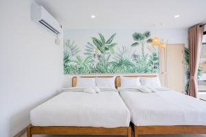 Dos camas una al lado de la otra en un dormitorio. en Tiara PoolVilla Pattaya Bang Saray Beach 1 km, en Bang Sare 23 fotos más