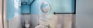 un bagno con un water, un lavandino e uno specchio di Wooden Hut Koh Kood a Ko Kood Altre 78 foto