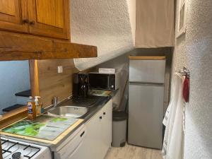 Kuchyň nebo kuchyňský kout v ubytování Maison très agréable avec extérieurs, bien située au plan d'eau Embrun + 7 fotografií