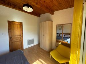 Postel nebo postele na pokoji v ubytování Maison très agréable avec extérieurs, bien située au plan d'eau Embrun
