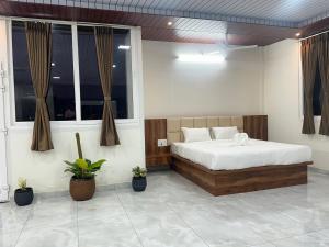 Ένα ή περισσότερα κρεβάτια σε δωμάτιο στο A Mountain view family suite by SS Luxury Comforts