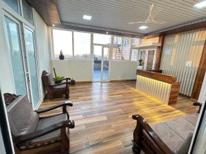 Χώρος καθιστικού στο A Mountain view family suite by SS Luxury Comforts
