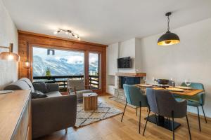 a living room with a couch and a table at Charmant studio à côté des pistes de ski in Nendaz