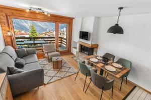 a living room with a couch and a table at Charmant studio à côté des pistes de ski in Nendaz