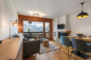 a living room with a view of a mountain at Charmant studio à côté des pistes de ski in Nendaz
