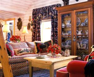 a living room with a couch and a table at Goldilocks Cabin in Stowe