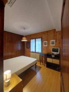 Giường trong phòng chung tại Bilocale Alberti - Ragada