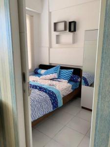 En eller flere senge i et værelse på Green Valey Apartment Balikpapan