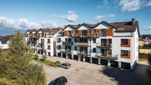 widok z góry na szereg budynków apartamentowych w obiekcie Baltic Nova, Sun & Snow we Władysławowie +37 zdjęć