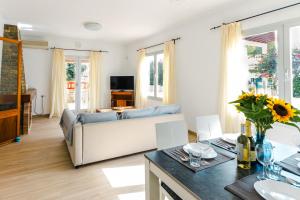 A television and/or entertainment centre at Villa Dolphin by Slow Villas