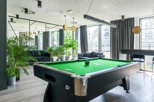 Biliardový stôl v ubytovaní Stylish & Comfy Garbary Apartments with Parking by Noclegi Renters