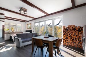 ein Wohnzimmer mit Tisch und Couch in der Unterkunft Villa Platinum in Wisła