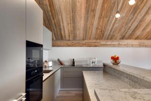 Η κουζίνα ή μικρή κουζίνα στο Antarès NAOS 303 - luxury apartment ski inski out