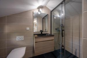 Et badeværelse på La Truffière - Charmante maison avec terrasse + 8 billeder