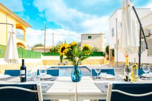 A restaurant or other place to eat at Villa Dolphin by Slow Villas