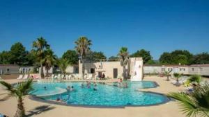 Bazén v ubytování Camping 4 étoiles - Parc aquatique - eece0c nebo v jeho okolí