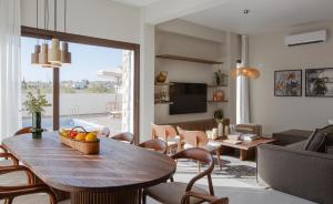 TV a/nebo společenská místnost v ubytování LIV & CO Suites & Villas