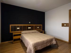a bedroom with a bed and a black wall at Reigosa II in Pontevedra
