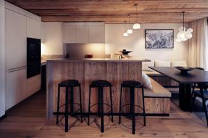 Η κουζίνα ή μικρή κουζίνα στο Antarès ORION 102 - Ski inski out apartment