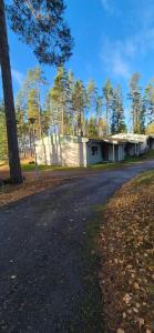 una calle vacía con un edificio y un árbol en Spacious 4BR Apartment Särkilahti, en Savonlinna