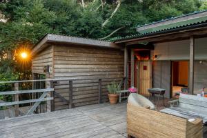 una veranda di una casa con terrazza in legno di 貸別荘吉佐美苑 a Shimoda