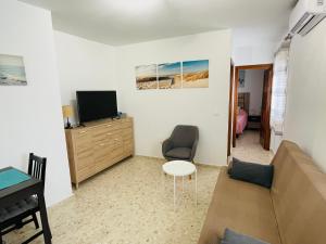 A television and/or entertainment centre at Apartamento Conil Centro y Playa, descanso perfecto, con aire acondicionado y WIFI Még 37 kép