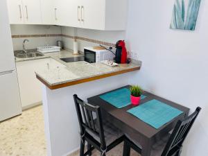 A kitchen or kitchenette at Apartamento Conil Centro y Playa, descanso perfecto, con aire acondicionado y WIFI