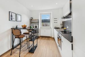 a kitchen with a counter and a table with chairs at Großzügiges Apartment - blue - in SW in Schweinfurt