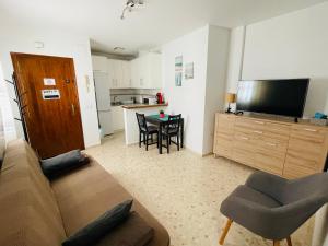 A kitchen or kitchenette at Apartamento Conil Centro y Playa, descanso perfecto, con aire acondicionado y WIFI