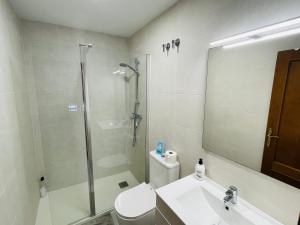 A bathroom at Apartamento Conil Centro y Playa, descanso perfecto, con aire acondicionado y WIFI