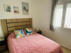A bed or beds in a room at Apartamento Conil Centro y Playa, descanso perfecto, con aire acondicionado y WIFI
