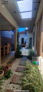 Habitación con patio con plantas y tragaluz. en ECA Villa Sanur, en Sanur