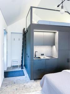 Postel nebo postele na pokoji v ubytování Lakeview Modern Karaim Cottage Trakai
