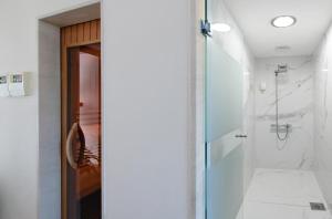 un bagno con doccia e porta a vetri di Hotel Gala Split a Podstrana
