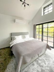 Postel nebo postele na pokoji v ubytování Lakeview Modern Karaim Cottage Trakai